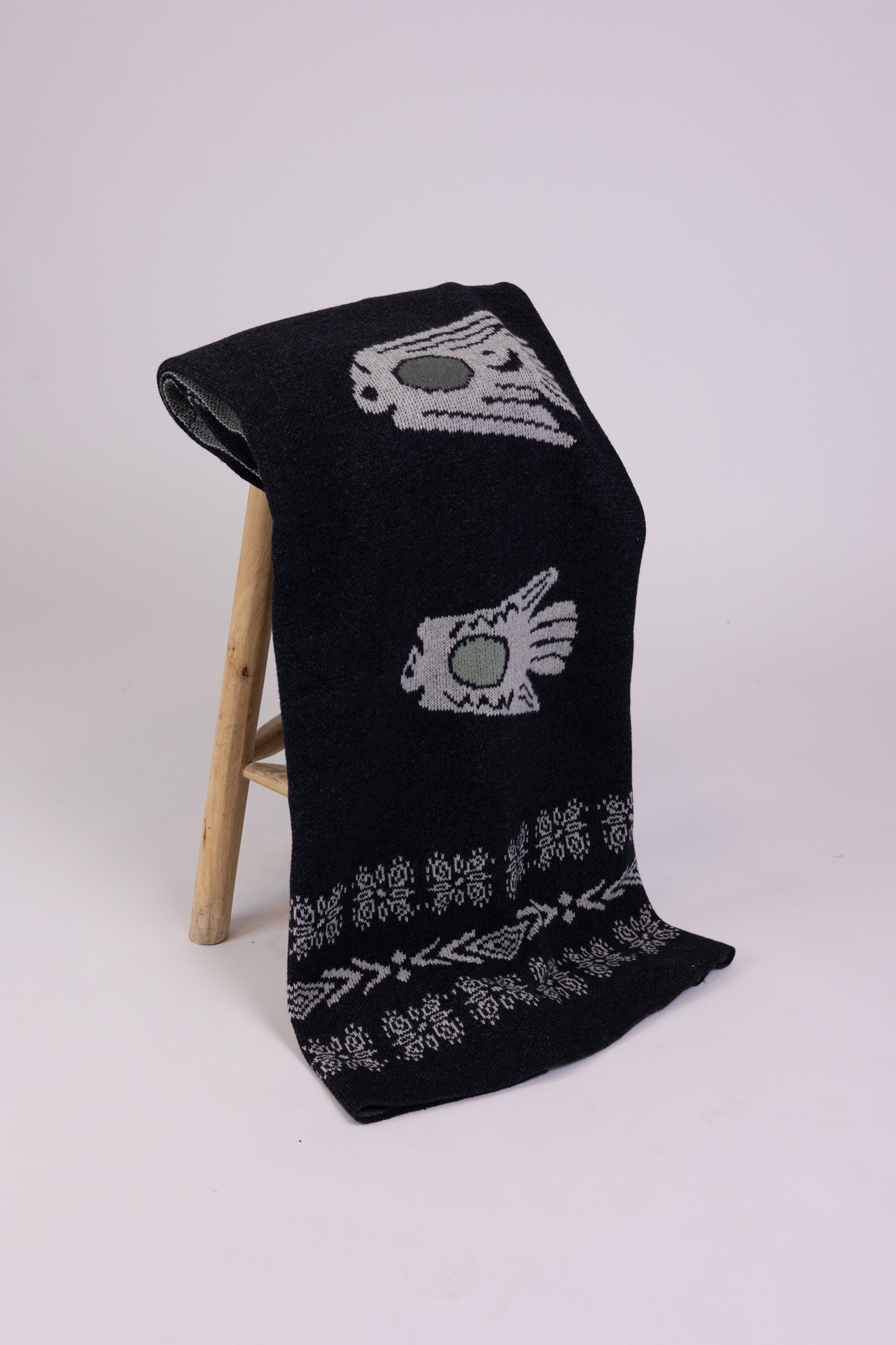 Coperta in lana jacquard con G rombi in marrone e nero | ® Italia